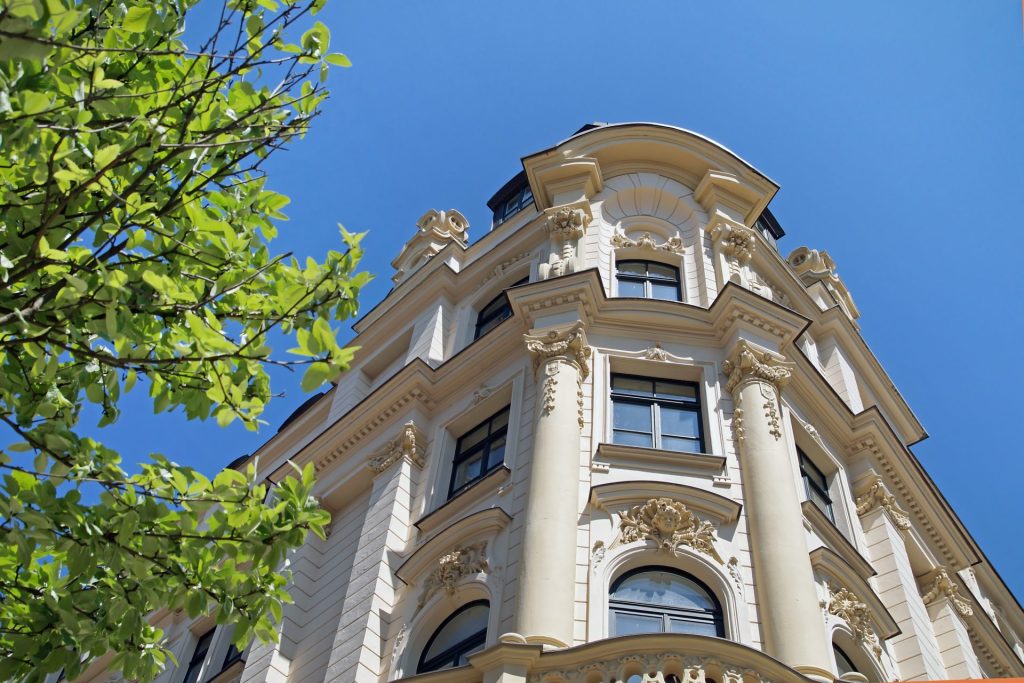 Historisches Gebäude unter blauem Himmel